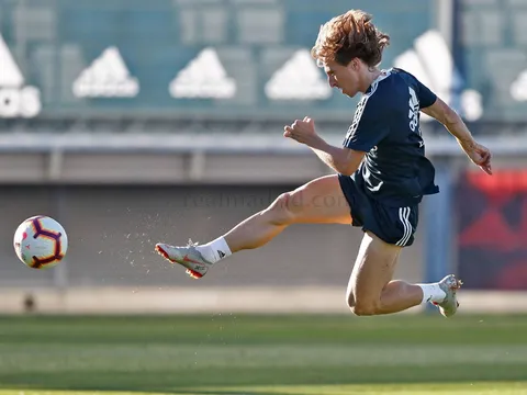 Luka Modric tái hiện tuyệt đỉnh Kung-Fu của Châu Tinh Trì