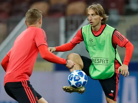 Luka Modric thi triển tuyệt kỹ "lườm rau gắp thịt"