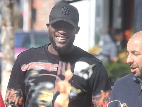 Lukaku hớn hở dạo phố sau khi 'mở hàng' ở Champions League