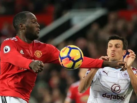 Lukaku lại giúp đối phương… ghi bàn