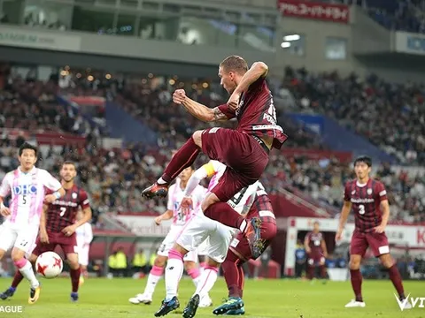 Lukas Podolski lại gây sốt với siêu phẩm vô lê