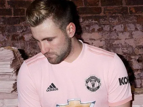 Dàn sao Man Utd tạo dáng đầy nữ tính trong chiếc áo đấu màu hồng