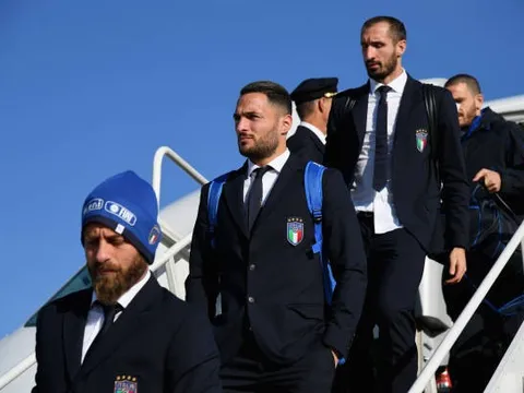 Mặc áo đen, 'mặt đưa đám', Italia trở về sau thất bại