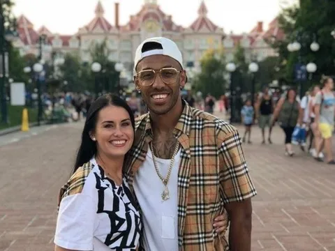 Mặc chỉ trích, 'Thảm họa' Arsenal diện đẹp thăm thú Disneyland