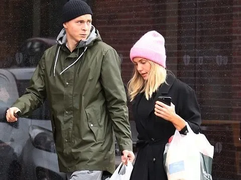 Mặc đại chiến Liverpool, Lindelof rảo bước đi shopping