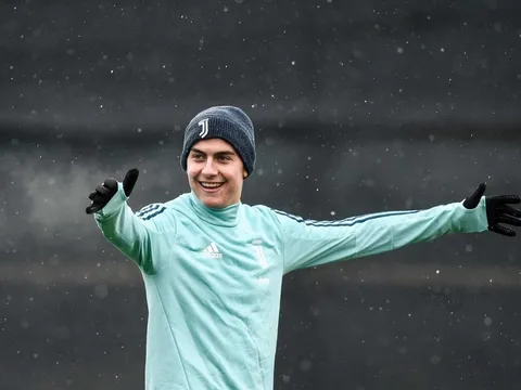 Mặc giá rét, Dybala vẫn đẹp rạng rỡ trên sân tập