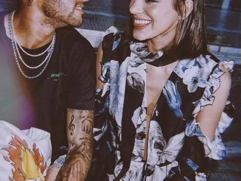 Neymar yếu đuối lạ thường bên cạnh người yêu