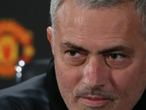 Mặc mọi phản đối, vì đâu Mourinho vẫn ảo tưởng vào "kẻ bất khả xâm phạm"?
