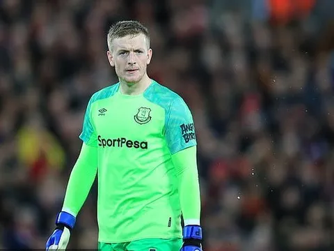 Mắc sai lầm ngớ ngẩn hơn cả Karius, thủ thành tuyển Anh "biếu không" Liverpool 3 điểm