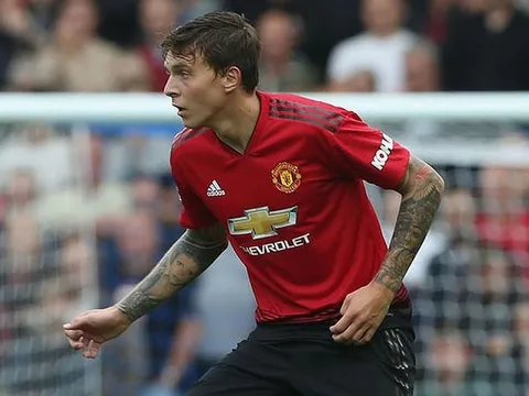 Mắc sai lầm tai hại, Carragher nói lời khó tin về Lindelof