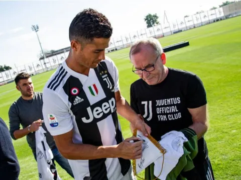 Mặc scandal tình ái, Ronaldo cực tươi chụp ảnh cùng Juventus