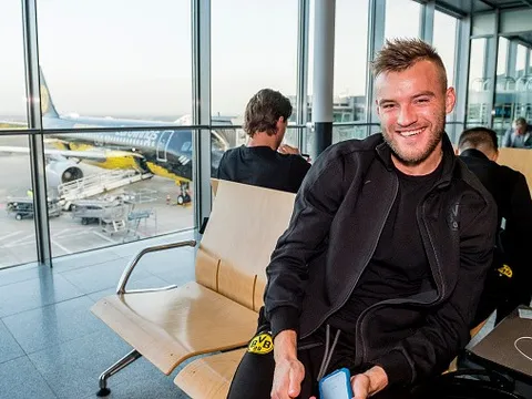 Mặc sức ép, tân binh Dortmund 'cười không thấy mặt trời' tại sân bay