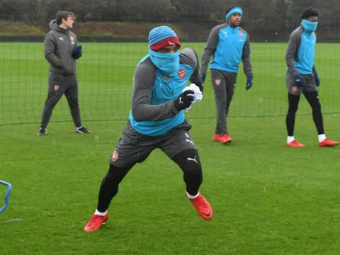 Mặc trời mưa, dàn sao Arsenal tích cực chơi chuyền áo