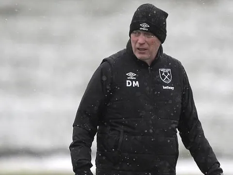 Mặc tuyết rơi, Moyes hò hét chỉ đạo học trò gây sốc cho Arsenal
