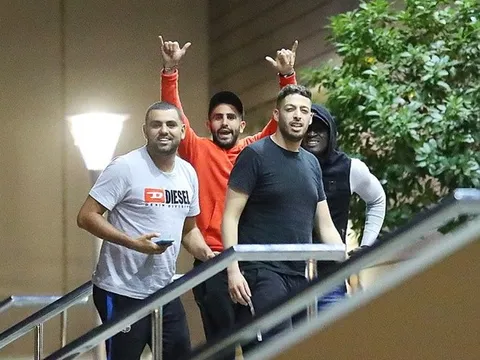 Mahrez khiêu khích Mourinho trước ống kính phóng viên