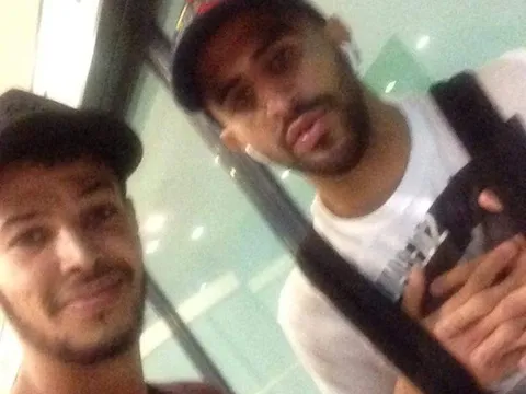 Mahrez vạ vật ở sân bay, chờ CLB mới đến rước