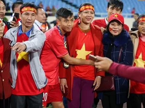 Mãi quấn quýt bên mẹ, Văn Đức 'bỏ rơi' người yêu ngọc nữ