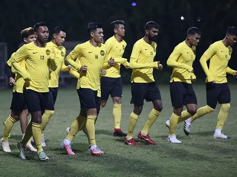 Cầu thủ Malaysia phong phanh tập giữa cái lạnh 13 độ