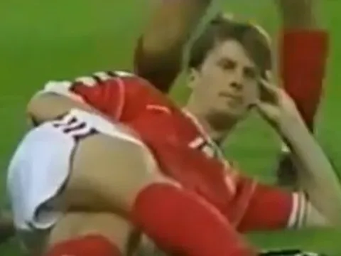 Màn ăn mừng 'huyền thoại' của tượng đài Brian Laudrup tại World Cup