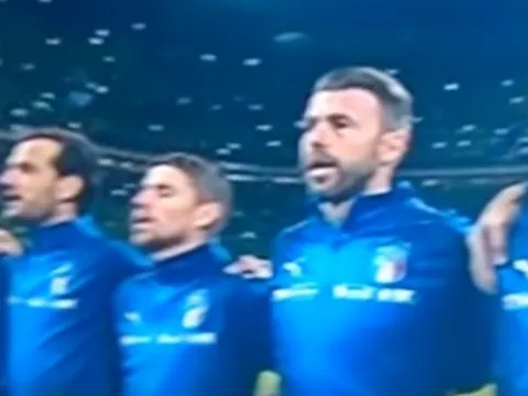 Màn chào sân đầy hùng hồn của Italia trước giờ bị loại