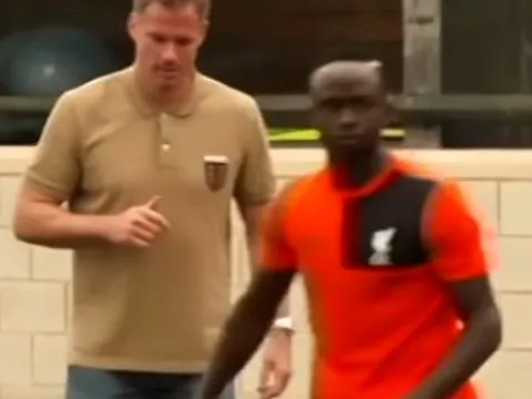 Màn tranh tài đầy hài hước giữa Mane và Carragher