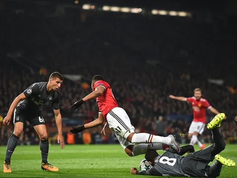 Vui chưa được lâu, Svilar đã phải ôm hận trước Man Utd