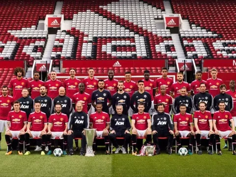 Man Utd chụp ảnh mùa giải... có mà không có Pogba