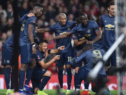 Man Utd đại thắng, fan gửi thông điệp đanh thép tới hai cái tên