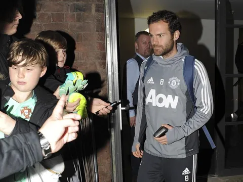 Man Utd hành quân đến Liverpool trong đêm tối