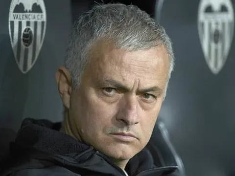 Vừa hết hiệp 1, Mourinho phản ứng khiến các học trò phát sợ