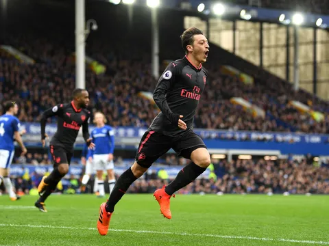 "Mesut Ozil khó sống với Mourinho"