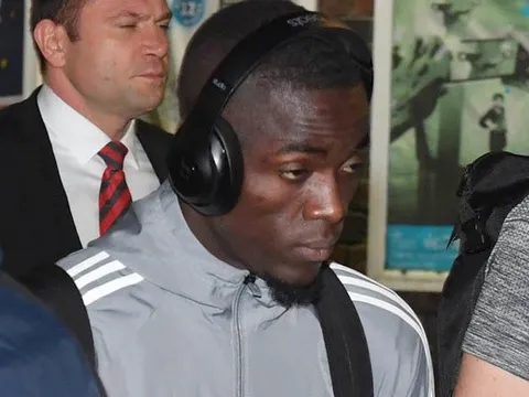 Man Utd lầm lũi rời London, Bailly như 'mất sổ gạo' khi thua Chelsea