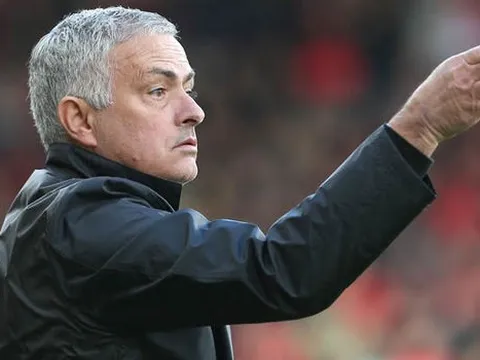 Mourinho: "Hàng thủ như vậy, tôi là HLV may mắn nhất Premier League"