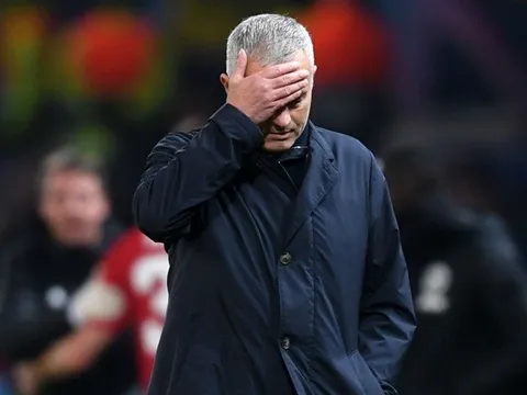 Man Utd sa thải Mourinho, Rio Ferdinand "giơ hai tay" đồng tình