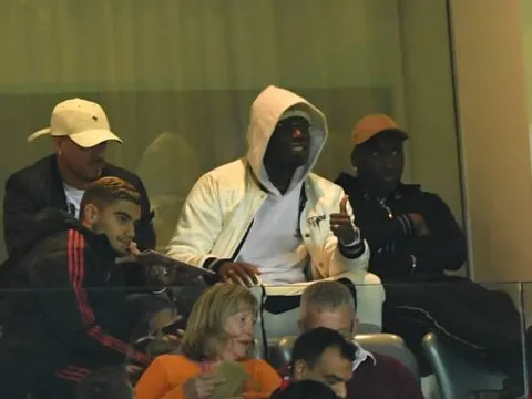 Man Utd thất bại, Pogba cười hả hê trên khán đài