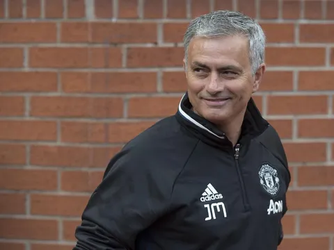Đã đến lúc Mourinho “đập vỡ” xe buýt?