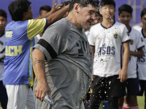 Maradona mướt mồ hôi biểu diễn trước lớp hậu bối tại Ấn Độ