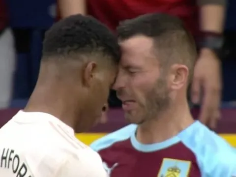 Mourinho lặng người nhìn Rashford nhận thẻ đỏ sau pha 'thiết đầu công'