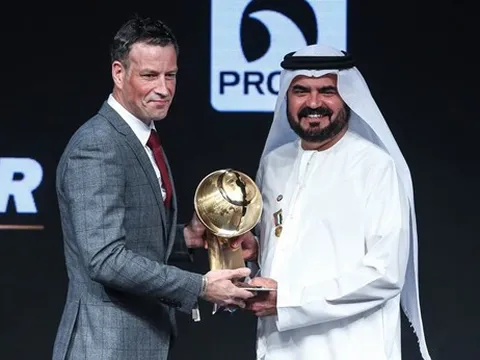 Trọng tài tốt nhất thế giới bỏ việc Ngoại hạng Anh vì Mourinho