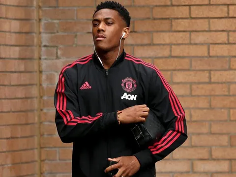 SỐC với lí do Martial chưa kí hợp đồng với Man Utd