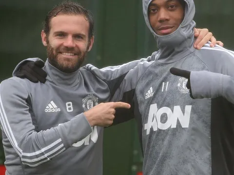 Martial cười lạnh trong buổi tập của Man Utd