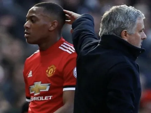 Martial phản ứng ra sao khi bị bỏ rơi ở trận đấu Tottenham?