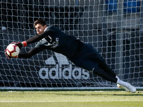 Mất suất trong ĐHTB, Courtois không hề bận tâm