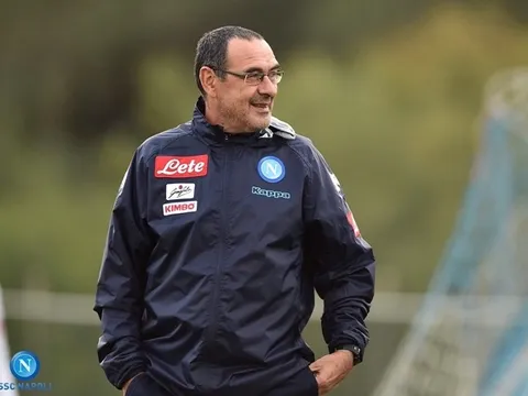 Maurizio Sarri nở nụ cười trìu mến với những con người bị 'hắt hủi'