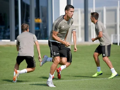 Max Allegri ra dấu hiệu lạ cho Ronaldo trên sân tập