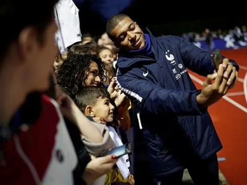 Mbappe ký tặng CĐV 'mệt nghỉ' khi hội quân với tuyển Pháp