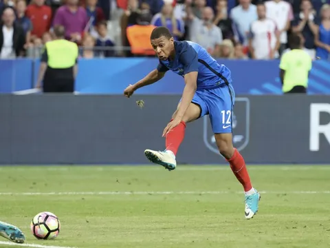Mbappe lập kỷ lục trong ngày cập bến PSG