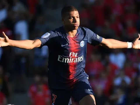 Mbappe nhận món quà đặc biệt từ Pele