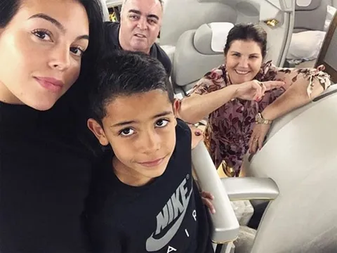 Gia đình 'rồng rắn' sang Trung Đông cổ vũ Ronaldo