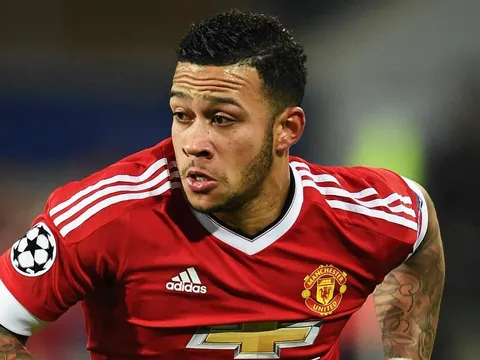 Nghe HLV Lyon kể tội thế này, M.U còn muốn mua lại Memphis Depay?